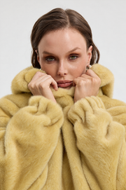 Siena faux fur honey gold. Siena – sztuczne futro w kolorze miodowe złoto.