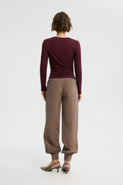 Veda balloon trousers.Veda – spodnie o kroju balonowym.
