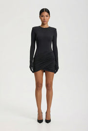 The Lanova Muze dress is the essence of feminine strength and inspiration. Designed with form and proportion in mind, it subtly shapes the silhouette thanks to decorative stitching at the waist, which visually accentuates it, giving the dress an architectural character.