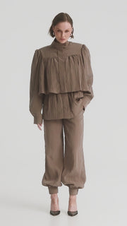 Vesper draped jacket and Veda balloon trousers. Veda – spodnie o kroju balonowym i Vesper kurtka z drapowanym fasonem. Lanova.pl