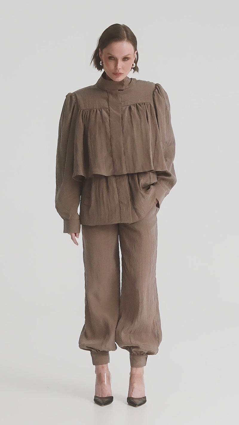 Vesper draped jacket and Veda balloon trousers. Veda – spodnie o kroju balonowym i Vesper kurtka z drapowanym fasonem. Lanova.pl